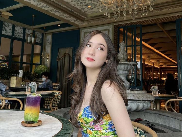 Cantiknya Laura Moane Saat Makan di Resto hingga Nongkrong di Kafe