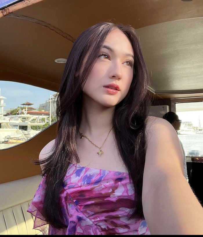 Cantiknya Laura Moane Saat Makan di Resto hingga Nongkrong di Kafe Cantiknya Laura Moane Saat Makan di Resto hingga Nongkrong di Kafe