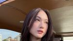 Cantiknya Laura Moane Saat Makan di Resto hingga Nongkrong di Kafe