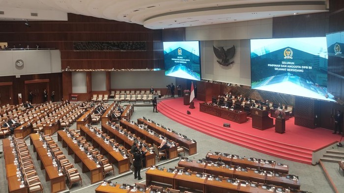 DPR RI membuka masa persidangan kembali usai reses atau libur selama satu bulan lebih. Sebanyak 153 anggota DPR menghadiri rapat paripurna pembukaan masa siding, Jakarta, Selasa (14/5/2024).