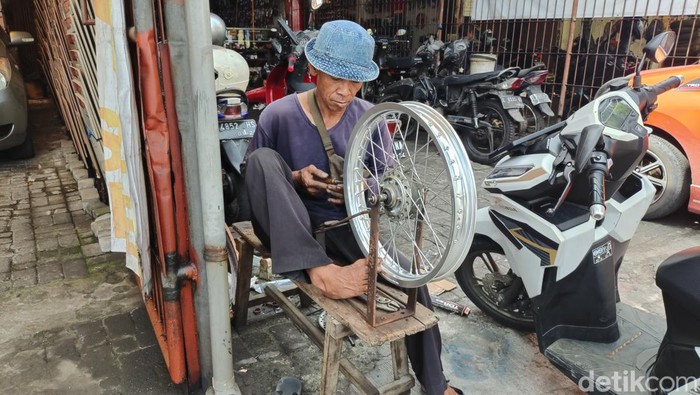 Eko Widodo, tukang setel pelek di Baratajaya, Surabaya yang sudah membantu ayahnya sejak putus SD.
