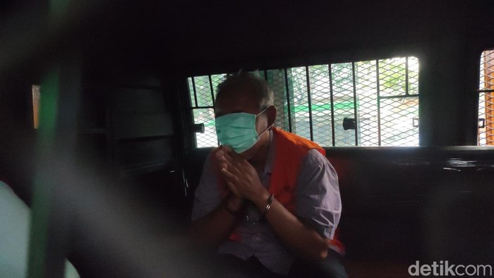 Mantan Lurah Sawah Besar, JS saat mengenakan baju tahanan usai diperiksa di Kejari Semarang, Selasa (14/5/2024).