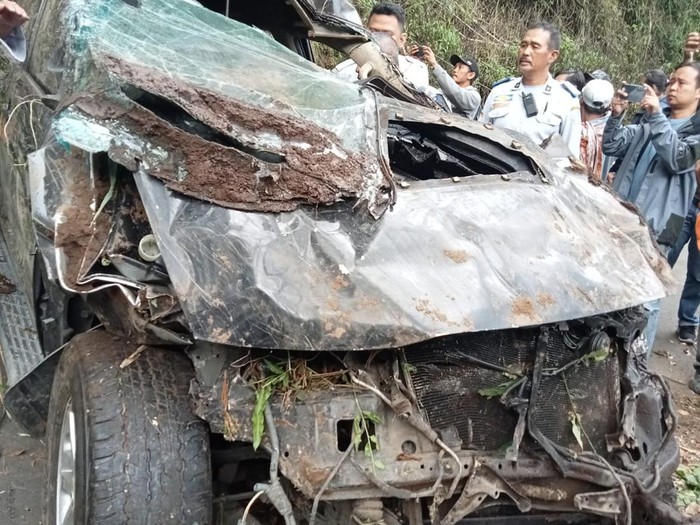Evakuasi mobil Toyota Fortuner yang masuk jurang dan menewaskan 4 orang