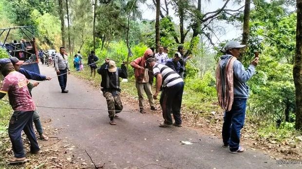 Evakuasi mobil Toyota Fortuner yang masuk jurang dan menewaskan 4 orang