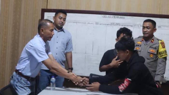 Fiki tersangka pembunuh begal saat dibebaskan Polres Tanjab Barat.