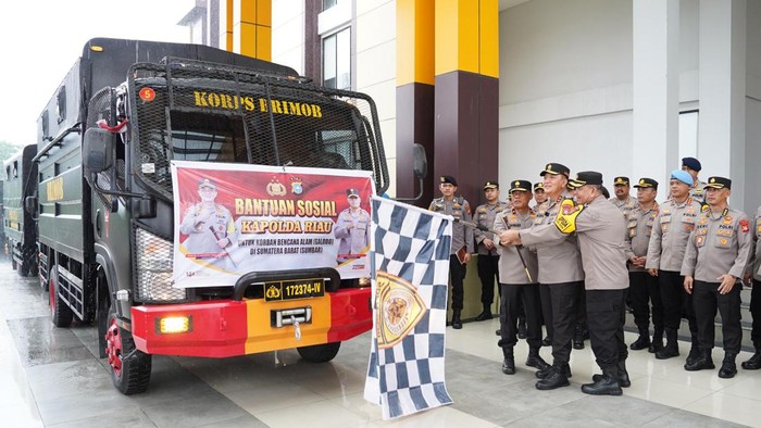 Foto: Kapolda melepas bantuan (Dok Polda Riau)