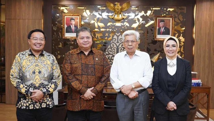 Foto Mawardi Yahya dan Anita Noeringhati bersama Airlangga Hartarto.
