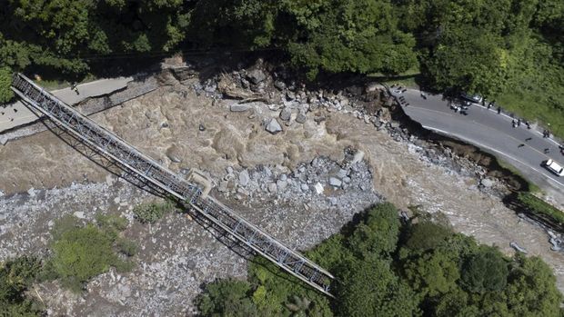 Foto udara drone ini menunjukkan jalan penghubung Padang-Bukittinggi putus total akibat banjir bandang. Badan jalan amblas di kawasan Lembah Anai, Minggu, 12 Mei 2024. (AP Photo/Sutan Malik Kayo)