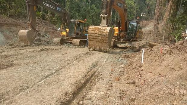 Perusahaan tambang menggusur kebun milik Maklon Lube untuk pembangunan jalan hauling.