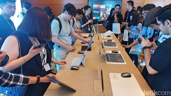 Laptop Matebook X Pro pun menarik banyak perhatian. Foto: Fino/detikinet