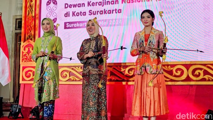 Selvi Ananda (kanan), Tri Tito Karnavian (tengah) dan Sri Suparni Bahlil (kiri) saat menghadiri forum pemberdayaan perempuan mandiri di Ndalem Wuryoningratan, Selasa (14/5/2024)