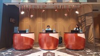 Saat memasuki hotel, traveler akan disambut menja resepsionis yang unik ini.