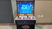 Nah, di saat weekend, ruang meeting disulap menjadi area bermain keluarga. Salah satu permainan yang ada di sana adalah mesin arcade ini. (Syanti Mustika/detikcom)