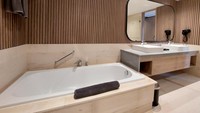 Teruntuk kamar suite, terdapat bathtup di kamar amndinya lho. (Syanti Mustika/detikcom)