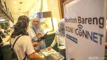 Sejumlah pelanggan dari Iconnet nonton bersama di CGV D Mall, Depok, Jawa Barat, Selasa (14/5/2024).