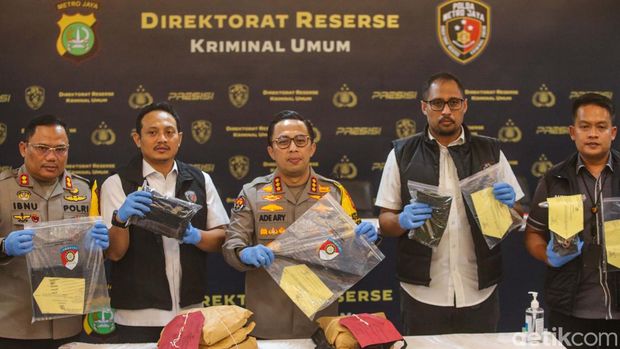 Polisi menahan FA (23) pelaku pembunuhan pria AH (31), yang jasadnya ditemukan terbungkus sarung di perumahan Pamulang. FA turut dibantu NA (28).