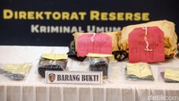 Salah satunya golok yang digunakan pelaku membacok korban ditampilkan dalam jumpa pers. Golok tersebut memiliki panjang kurang lebih 40 centimeter (cm). Selain itu adapula barang bukti berupa sarung dan bekas pakaian korban yang dibungkus dalam yang dilapisi kertas berwarna cokelat. Barang bukti lain ialah tas, handphone (HP) korban, 1 sepeda motor, dompet, hingga rekaman CCTV.