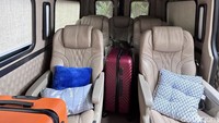 Interior mobil itu tampak mewah dengan tujuh kursi penumpang di bagian belakang.