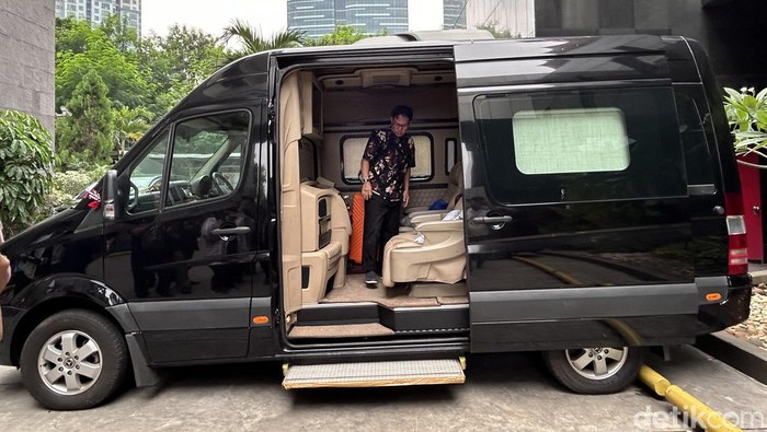 Intip Interior Mewah Mobil Mercy Sprinter SYL yang Disita KPK Penampakan mobil merek Mercedes Benz Sprinter di kawasan gedung Merah Putih KPK, Jakarta, Selasa (14/5/2024).