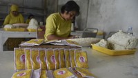 Bedak dingin tradisional berbahan baku tepung beras dicampur ramuan dedaunan dan rempah-rempah ini didirikan oleh S Marijah sejak tahun 1927. Bedak tersebut masih bertahan di tengah gempuran bedak serbuan impor dan modern.
