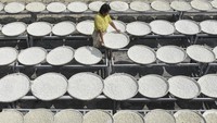 Pekerja menjemur Bedak Saripohatji di Desa Linggasari, Kabupaten Ciamis, Jawa Barat, Selasa (14/5/2024).