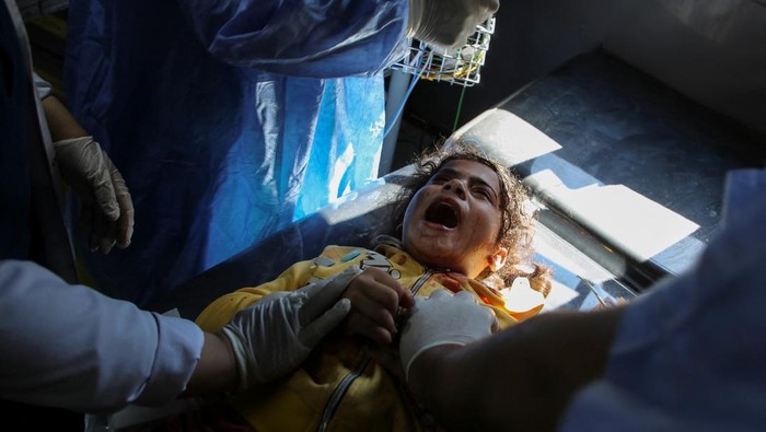 A Palestinian girl wounded in an Israeli strike reacts as she is treated at a hospital as Israeli forces launch a ground and air operation in the eastern part of Rafah, amid the ongoing conflict between Israel and Hamas, in Rafah, in the southern Gaza Strip May 7, 2024. REUTERS/Hatem Khaled