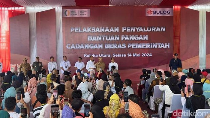 Jokowi bagi-bagi beras di Kolaka Utara, Sulawesi Tenggara, 14 Mei 2024. (Eva Safitir/detikcom)