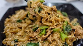 Selalu Ngangenin! 5 Tempat Makan Kwetiau Sapi Legendaris yang Smoky Sedap