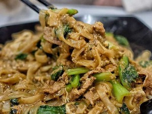 Selalu Ngangenin! 5 Tempat Makan Kwetiau Sapi Legendaris yang Smoky Sedap