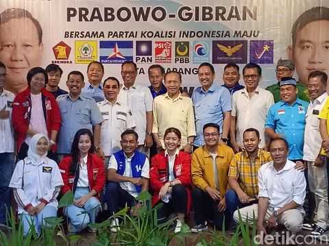 Kader Partai Demokrat, AS Sukawijaya atau Yoyok Sukawi menghadiri acara syukuran Koalisi Indonesia Maju (KIM) di Kota Semarang, Selasa (14/5/2024) malam.