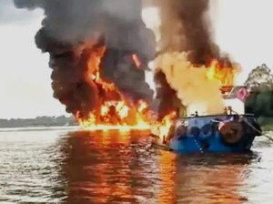 2 Kapal Terbakar di Perairan Barito Selatan: 3 Orang Tewas-8 Hilang