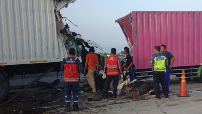 Kondisi truk boks yang diseruduk truk lain di Tol Pejagan-Pemalang, Selasa (14/5/2024).