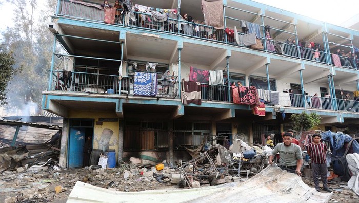Palestinians inspect the site of an Israeli strike on a school sheltering displaced people, amid the ongoing conflict between Israel and the Palestinian Islamist group Hamas, in Nuseirat refugee camp in the central Gaza Strip, May 14, 2024. REUTERS/Ramadan Abed