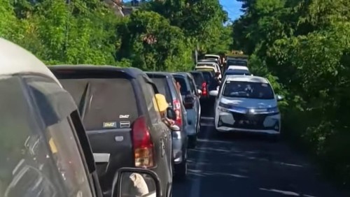 Kemacetan di Jalan Toyapakeh menuju objek wisata di wilayah barat dan utara Pulau Nusa Penida, Klungkung, Selasa (14/5/2024). (Dok. Gede Laba)