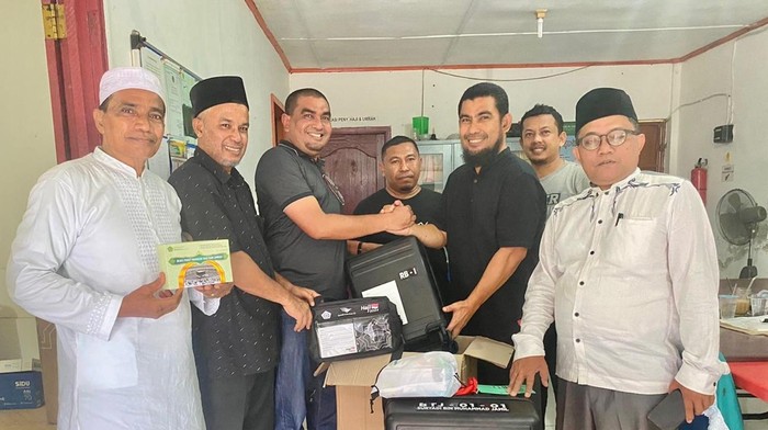 Kemenag menyerahkan koper kepada jemaah calon haji