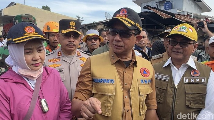 Kepala BNPB Letjen Suharyanto dan Kepala BMKG, Dwikorita Karnawati meninjau lokasi bencana banjir bandang di Nagari Bukik Batabuah, Candung, Sumatera Barat. (Jeka Kampai/detikcom)