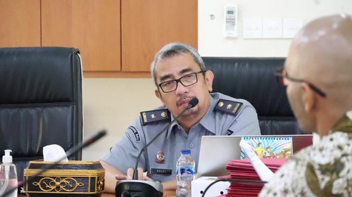 Kepala Divisi Pelayanan Hukum dan HAM Kanwil Kemenkumham Bali, Alexander Palti, memimpin sidang pewarganegaraan dua pengusaha asal Italia dan 46 anak blasteran di kantornya, Selasa (14/5/2024). (Dok. Kanwil Kemenkumham Bali)