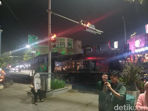 Kereta uap Jaladara saat parkir di rel tepi Jalan Slamet Riyadi Solo, Senin (13/5/2024) malam.
