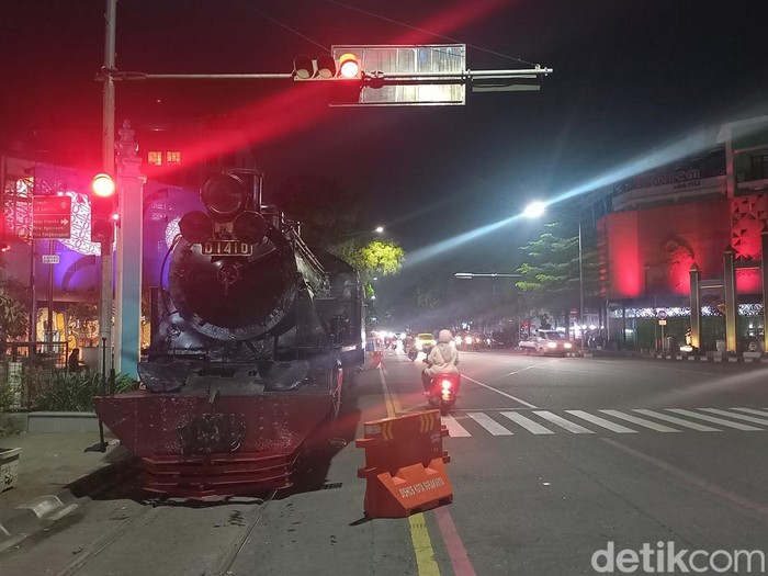 Kereta uap Jaladara saat parkir di rel tepi Jalan Slamet Riyadi Solo, Senin (13/5/2024) malam.