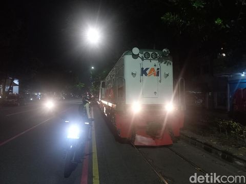 Kereta uap Jaladara saat parkir di rel tepi Jalan Slamet Riyadi Solo, Senin (13/5/2024) malam.