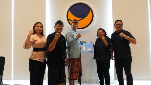 Ketua DPC Demokrat I Komang Wirawan saat menyerahkan formulir pendaftaran sebagai bacabup Karangasem ke DPW NasDem Bali, Senin (13/5/2024) (Fok. Komang Wirawan)
