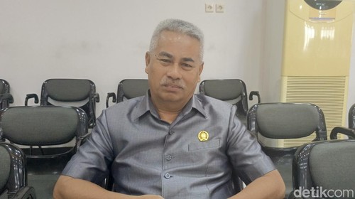 Ketua Pansus DPRD Kota Kupang, Adrianus Talli, saat diwawancarai di sela-sela sidang Selasa (14/5/2024). (Simon Selly/detikBali)