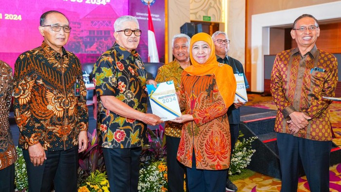 Khofifah usai diskusi percepatan Indonesia Maju 2034 bersama IKA Unair dan civitas academica Unair.