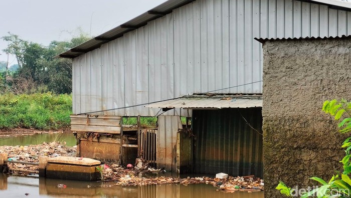Kondisi bagian depan pabrik tahu yang sudah ditinggalkan pemiliknya akibat banjir Kali Pesanggrahan.