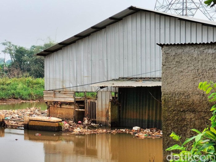 Kondisi bagian depan pabrik tahu yang sudah ditinggalkan pemiliknya akibat banjir Kali Pesanggrahan.