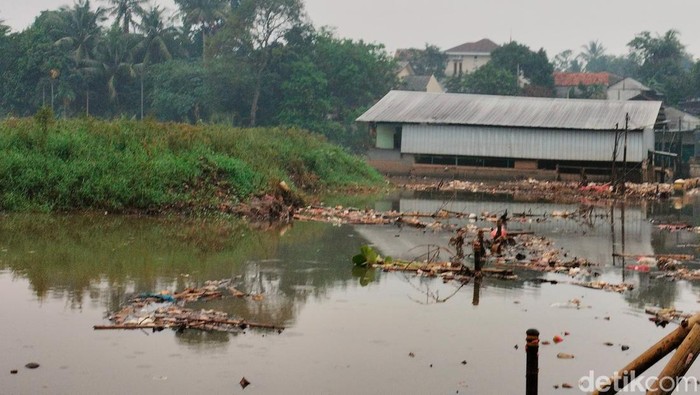 Kondisi banjir luapan Kali Pesanggrahan di Depok, jalanan sudah tidak terlihat.