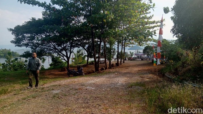 Kondisi jalan menuju objek wisata Tegal Jarong, Jatigede, Sumedang rusak.