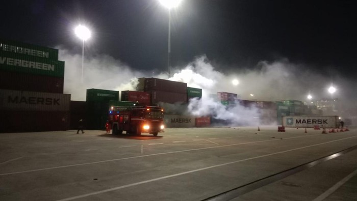 Kontainer di Pelabuhan Tanjung Priok Terbakar, 6 Unit Mobil Damkar Meluncur