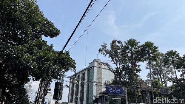 Lubang menganga di Jalan LL.RE Martadinata Bandung.