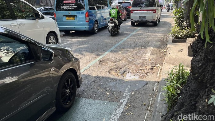 Lubang menganga di Jalan LL.RE Martadinata Bandung.